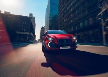 Nuova Renault Clio 2025: sesta generazione con design rivoluzionato e motore ibrido da 160 CV