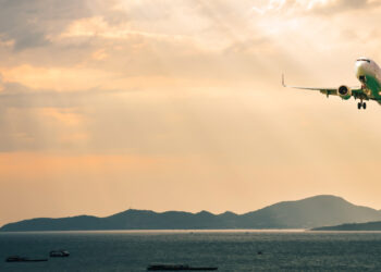 L’aereo perde quota subito dopo il decollo: solo 60 metri lo separavano dal mare