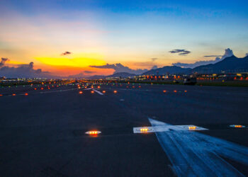 Hong Kong, aereo travolge un’auto in fase di atterraggio: morti due uomini