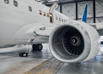 Panico a 36.000 piedi: aereo colpito da un oggetto misterioso, pilota ferito