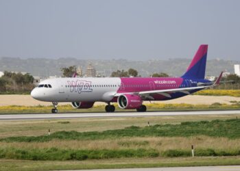 Volo Wizz Air Sharm-Roma, atterraggio di emergenza a Napoli: «Scoppio in stiva»
