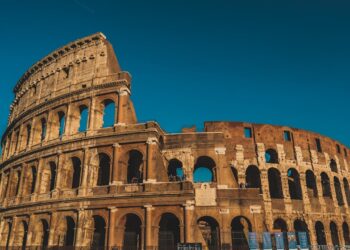 Vieni, ti faccio una foto: poi l’incubo per una turista al Colosseo
