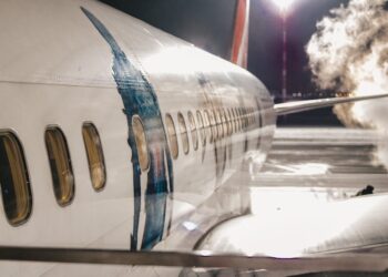 Scontro tra jet sulla pista di LaGuardia: paura a New York, 93 persone coinvolte