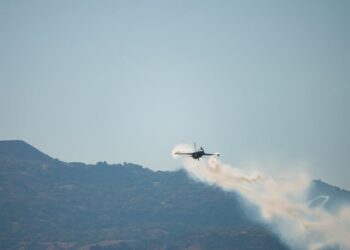 Atterraggio shock negli USA: aereo sfiora una Tesla sulla statale, tutto ripreso in video