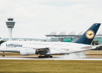 Panico su volo Lufthansa: passeggero aggredisce due ragazzi con una forchetta