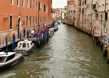 Aggressione a Venezia, coppia di turisti inglesi pestata nella notte: uno finisce in ospedale