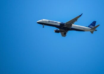 Aereo JetBlue precipita di colpo: 15 passeggeri in ospedale, paura in volo