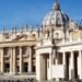 Scandalo in Vaticano: turista compie un gesto sconvolgente sull’altare