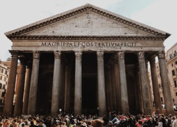 Tentava un selfie al Pantheon, ma precipita nel vuoto: tragedia a Roma