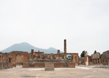 La maledizione di Pompei colpisce ancora? Due turisti beccati a rubare antichità