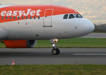 Passeggero escluso dal volo per una foto all’aereo: il caso Malpensa scuote EasyJet