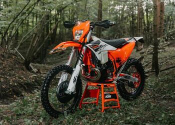 KTM 300 EXC HARDENDURO 2026: la nuova regina dell’enduro estremo