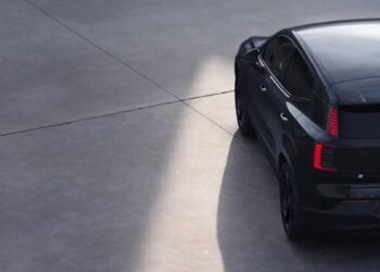 Volvo EX30 Black Edition: il SUV elettrico compatto si veste di nero