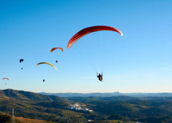 Parapendio finisce male a Realmonte: 15 turisti polacchi cadono in mare