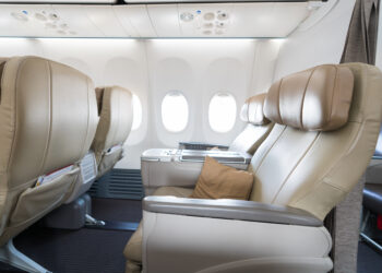 Milano-New York in Business “gratis”: coppia falsifica i biglietti, scoperta e cacciata dall’aereo