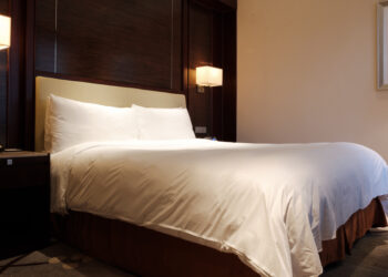 Vacanza da incubo: madre e due figli muoiono in hotel, il padre lotta per la vita