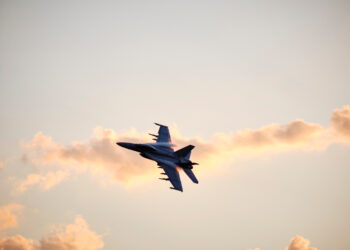 Shock a Dubai: il caccia Tejas si schianta in diretta, morto il pilota