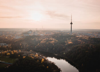 Vilnius chiude l’aeroporto per palloni dalla Bielorussia: nuova minaccia alla sicurezza aerea baltica