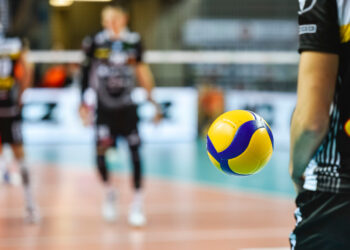 Shock nel volley: un giovane talento resta folgorato in hotel, dichiarato cerebralmente morto