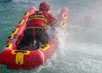 Crociera da incubo nei Caraibi: barca affonda durante escursione, 55 turisti in mare
