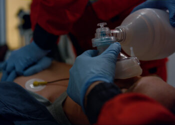 Finisce in un fosso con la moglie: lui si salva, lei resta intrappolata e muore