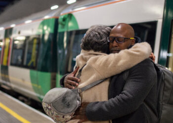 Assalto su un treno nel Cambridgeshire: dieci feriti, nove in condizioni gravi