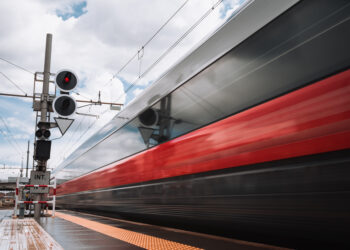 Tragedia sui binari: chi è l’uomo travolto dal treno? Traffico ferroviario nel caos