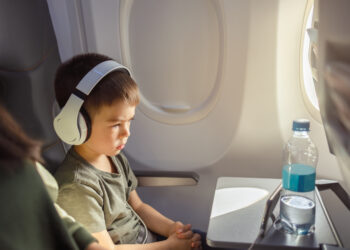 Bambino urla e prende a calci il vicino in aereo, la madre ride: il video virale divide il web