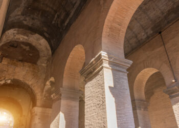 Pozzuoli, turista ungherese sorpreso a urinare nei sotterranei dell’Anfiteatro Flavio