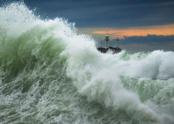 Tempesta mortale a Tenerife: tre turisti uccisi e 15 feriti dalle onde giganti