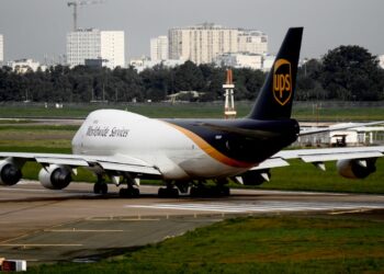 Tragedia a Louisville, aereo precipita dopo il decollo: almeno 7 morti