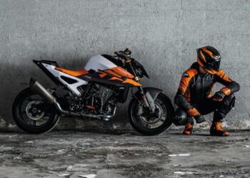 KTM 990 DUKE 2026: la nuova livrea infiamma la strada, DNA sportivo intatto