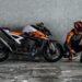 KTM 990 DUKE 2026: la nuova livrea infiamma la strada, DNA sportivo intatto