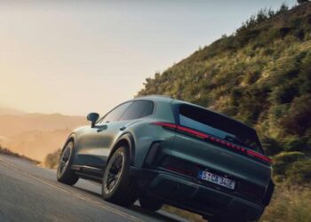 Nuova Porsche Cayenne Turbo Electric: 1.156 CV di potenza per il SUV più estremo di sempre