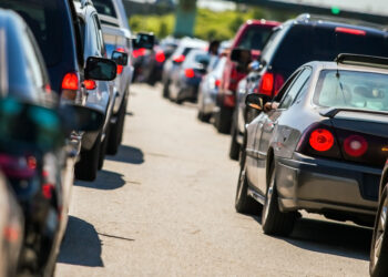 Atterraggio d’emergenza da brividi: aereo precipita sull’auto di una donna in autostrada