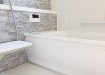 Si addormenta in vasca con la figlia in braccio: la bimba muore annegata