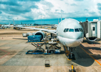 Panico a bordo: aereo esce di pista con 50 persone, attimi di terrore a Nairobi