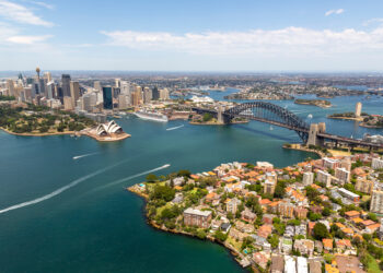 Due aerei si scontrano nei cieli di Sydney: un velivolo precipita, l’altro atterra per miracolo