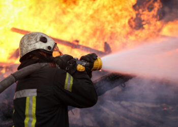 Aereo si schianta contro un capannone: 10 morti tra cui 3 bambini