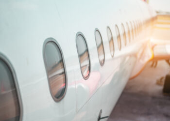 Tentano di far volare la nonna morta fingendo che dorma: scoperti poco prima del decollo