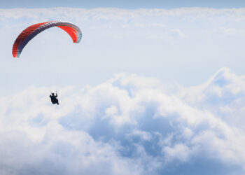 Paracadutista resta agganciato alla coda dell’aereo a 4.000 metri: salvo per miracolo
