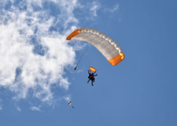 Tragedia a Fano: due paracadutisti muoiono durante l’atterraggio