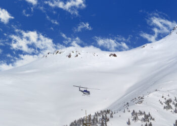 Multato (di nuovo) dopo essere atterrato con l’elicottero sulle piste: chi è l’imprenditore ribelle