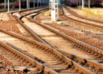 Tragedia sui binari: treno deraglia, almeno 13 le vittime