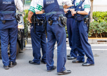 Tragedia evitata per un soffio: accoltella 8 persone e ne ferisce altre 7 con sostanze chimiche