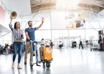 Negli aeroporti si paga anche per salutare: arriva la “tassa sugli abbracci”