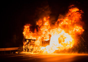 Tamponamento devastante in autostrada: muore carbonizzato il conducente del furgone