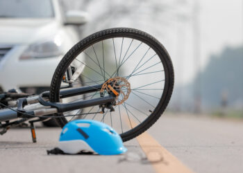 Ciclista travolto e ucciso da un autoarticolato: la bici finisce sotto la motrice