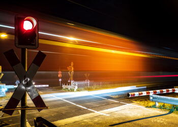 Treno contro tir a Chivasso, scontro al passaggio a livello sulla linea per Ivrea