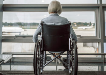 Tenta di imbarcarsi con la moglie morta in sedia a rotelle: arrestato 80enne all’aeroporto